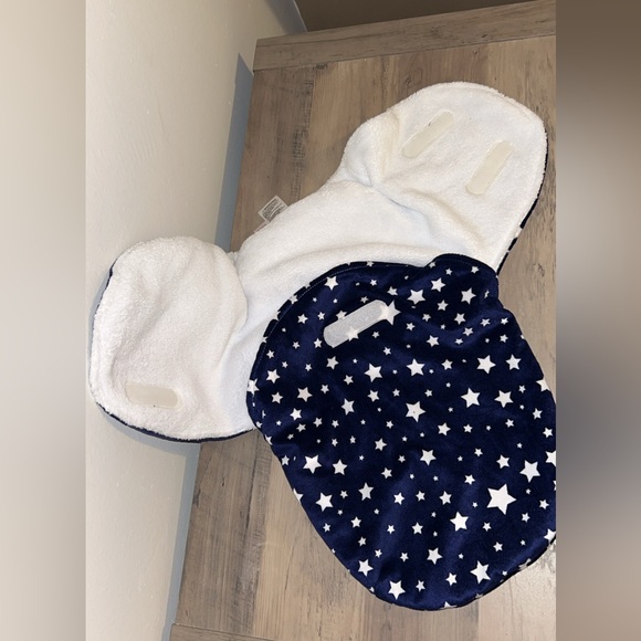 Very soft, fleece with Velcro baby swaddle, very warm, very snuggly. White/blue - Picture 5 of 6